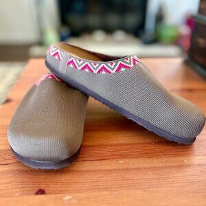 Cushionaire Swiss Knit Tan with Red Fair Isle Molded Footbed Cork Clog - Sz 7M